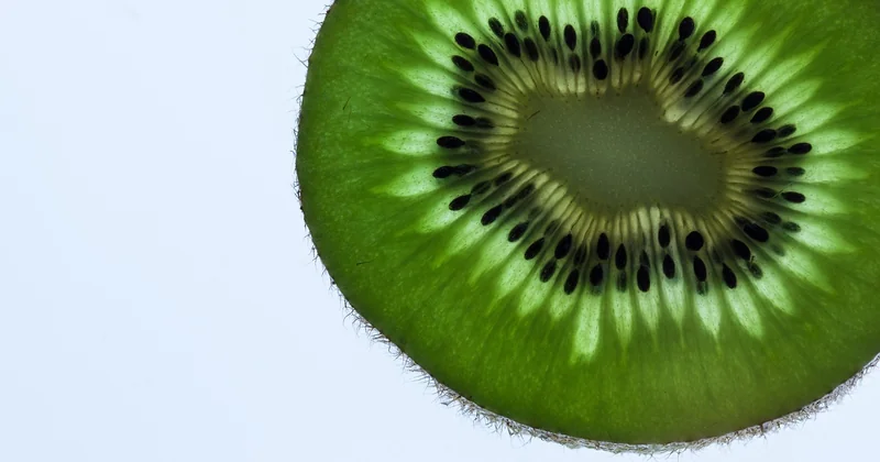 Sollte man die Kiwi mit Schale essen?